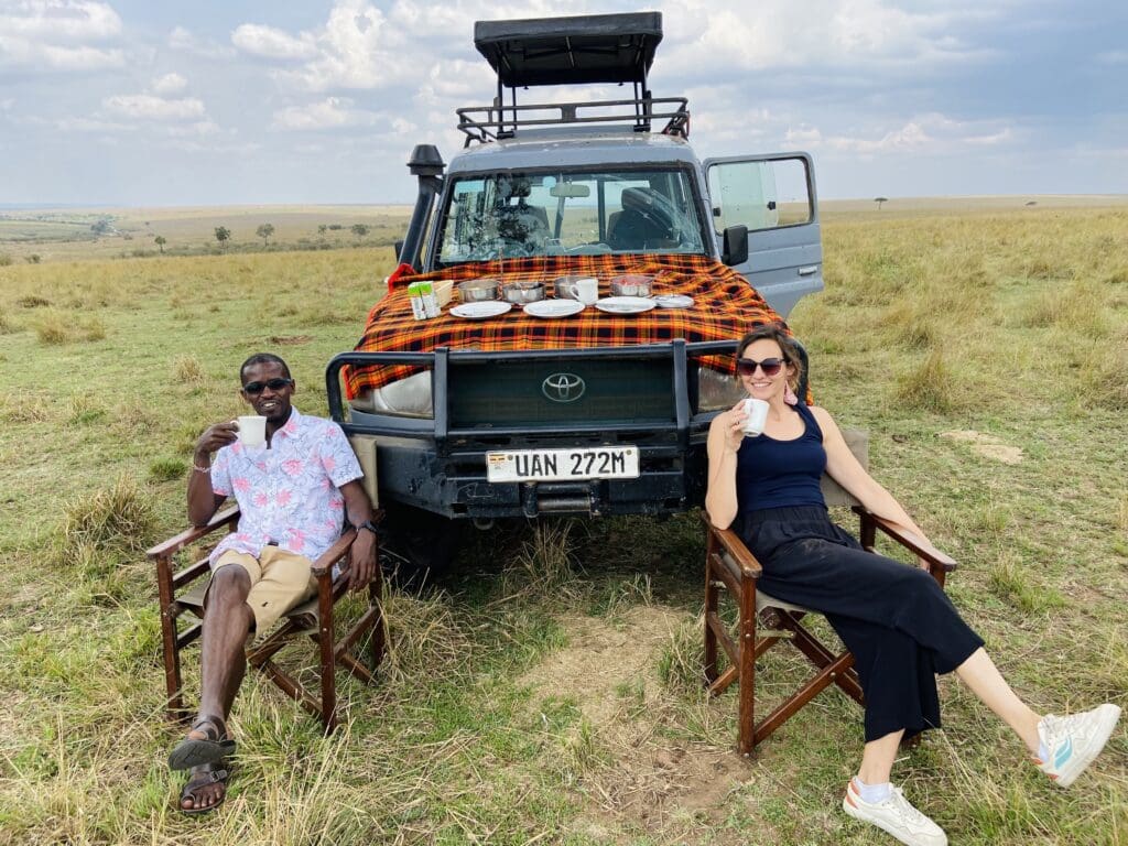 Two people having coffeestop in the masai mara with landcruiser pop-up roof Roadtrip kenya africa