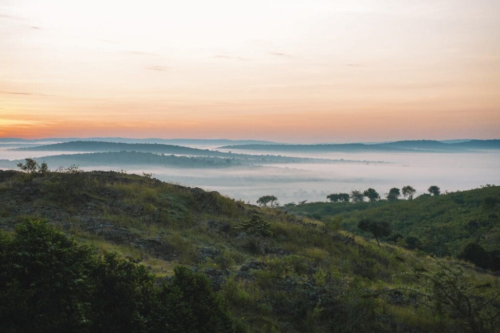 paysage de vallée brumeuse au lever du soleil en Ouganda