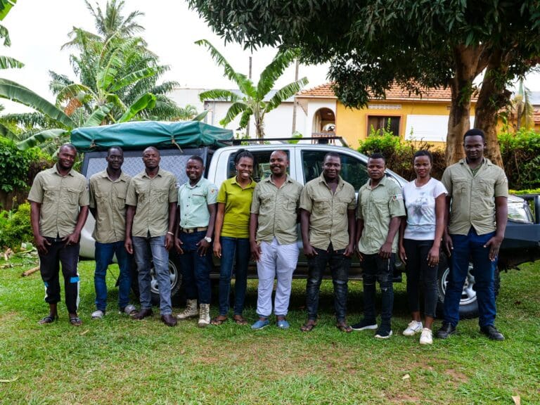 groep medewerkers van Roadtrip Africa poserend met een safariwagen in Oeganda
